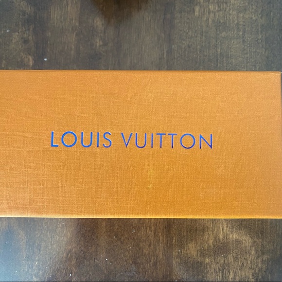 Louis Vuitton Hard Sunglass case/ Pouch/ Cleaning Cloth & Box - Picture 5 of 5